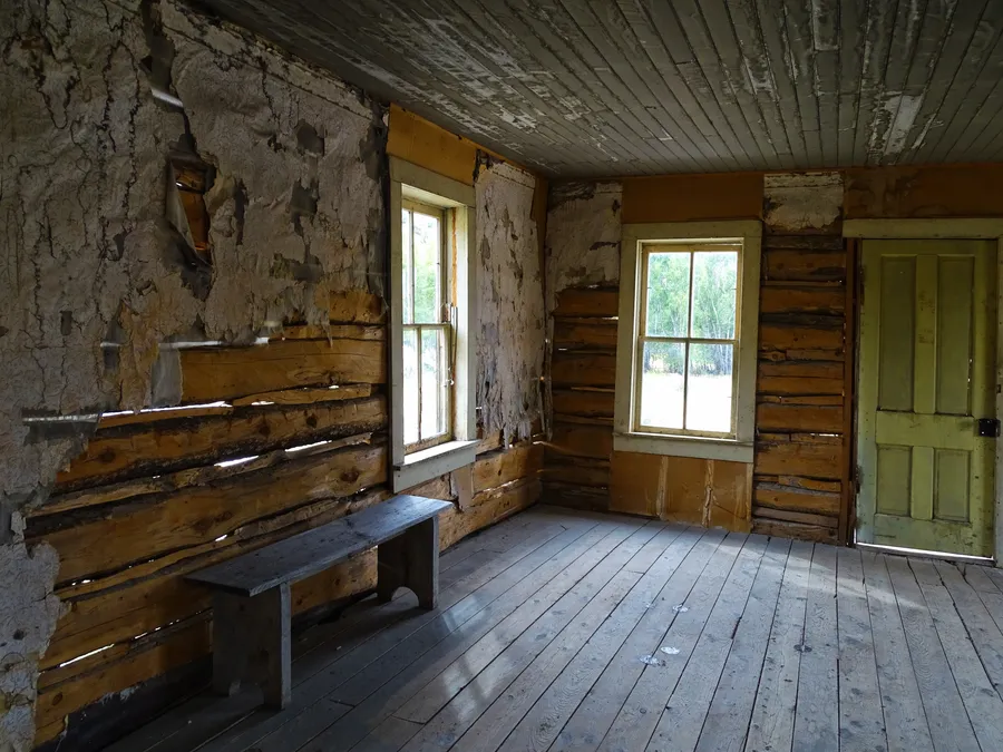 Vanha huonokuntoinen hirsitalo