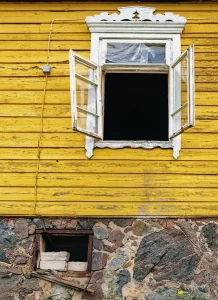 Vanhan talon tuuletusikkuna auki