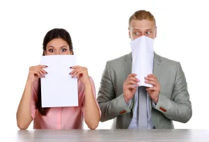 Mies ja nainen ovat jännittyneitä vuokrasopimuksen irtisanomisesta.