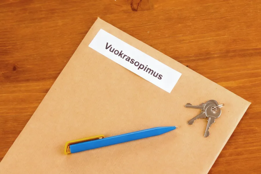 Vuokrasopimus, kynä ja avaimet pöydällä.